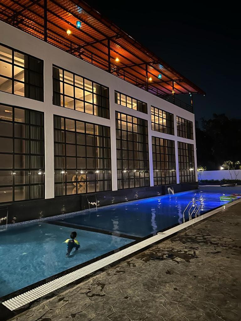 Krown Palace Resort Silvassa Exterior foto