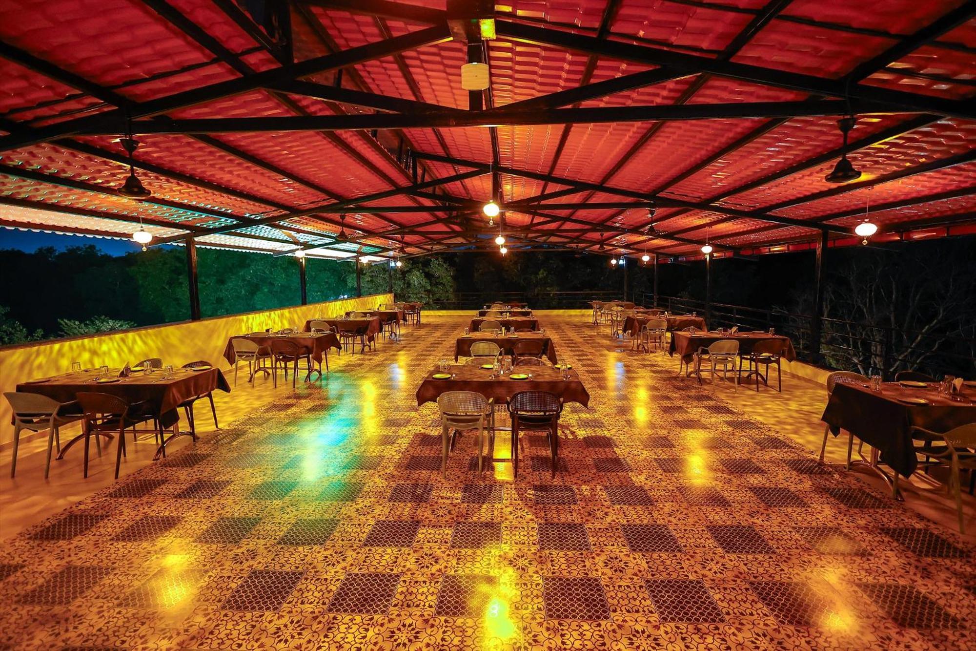 Krown Palace Resort Silvassa Exterior foto